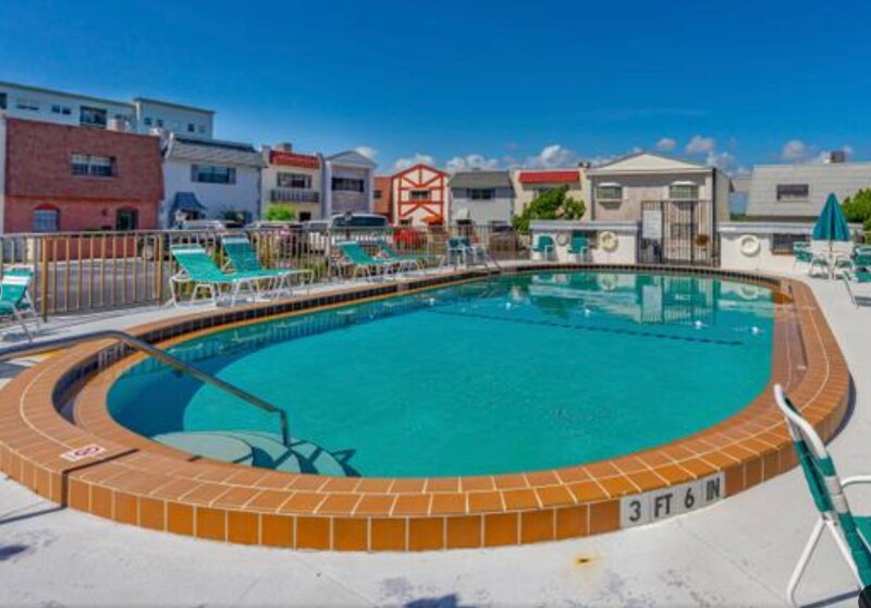 Building Photo - 625 N Halifax Ave