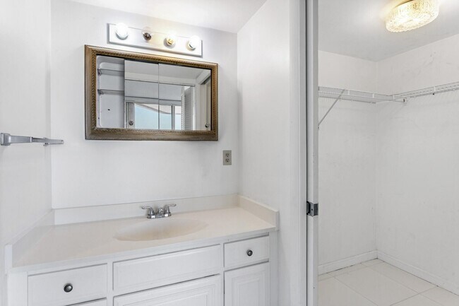 Building Photo - 2425 Presidential Way