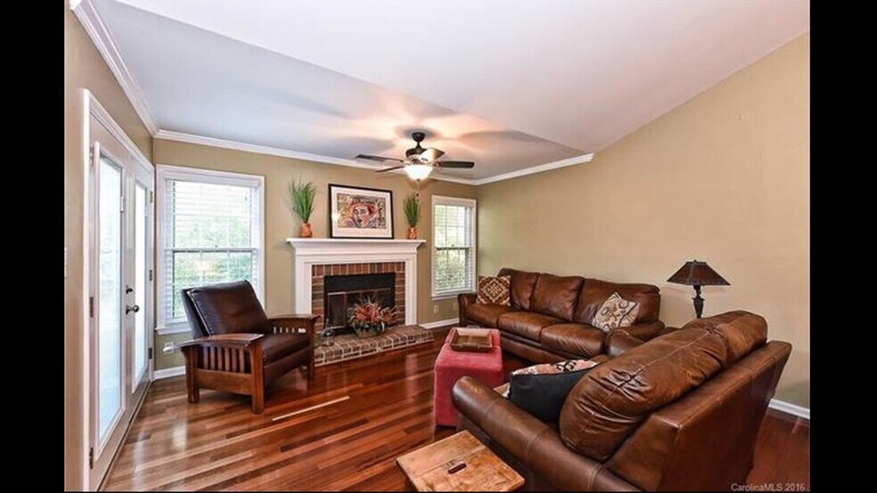 Building Photo - 3300 Selwyn Farms La