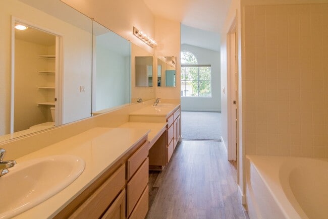 Building Photo - Beautiful 2 Bed, 2.5 Bath Two-Story Townhome in Belsera