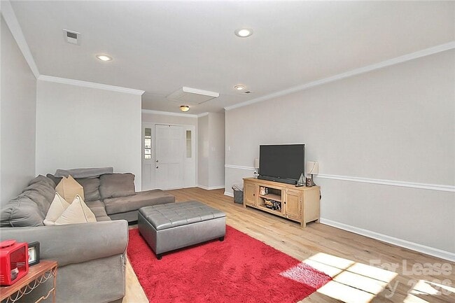 Building Photo - 8729 Timbercrest Cir