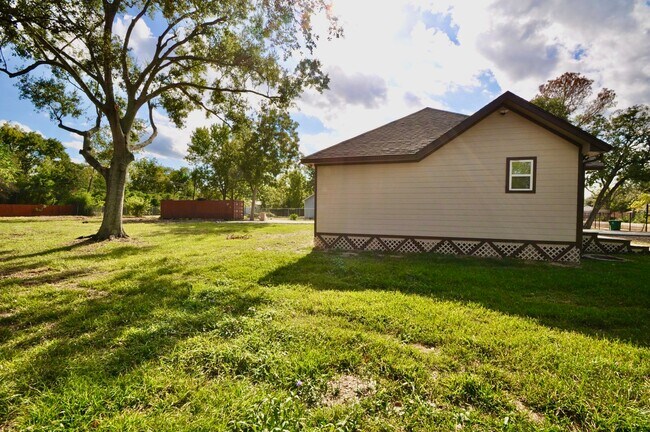 Building Photo - 7238 Evans St