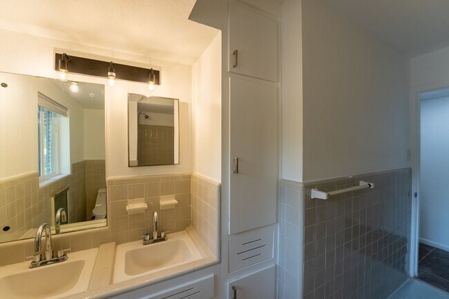 Building Photo - Hidden Gem | 4 bed 3 bath home in highly sought after Windsor Park!!!