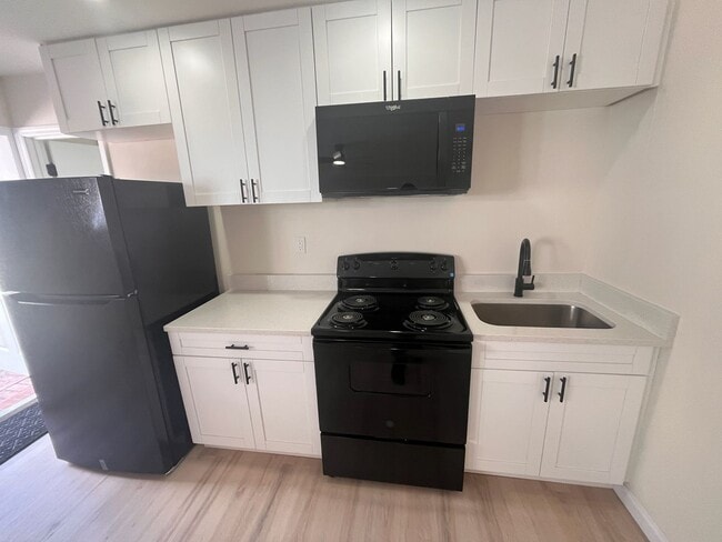 Building Photo - 1/1 Studio/Efficiency in Avondale