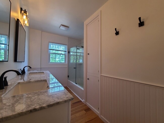 Building Photo - 3-bedroom, 2-bathroom home located in beau...
