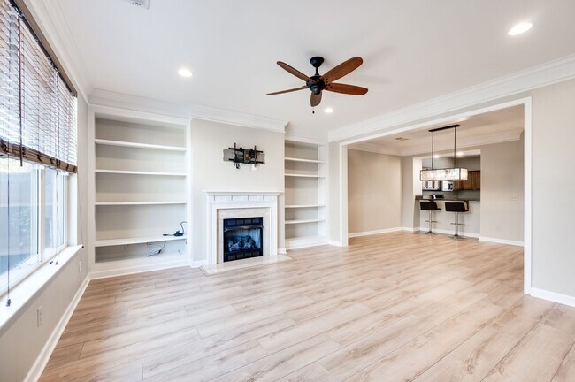 Building Photo - Awesome 2BE/2.5BA in the Pristine Park at ...