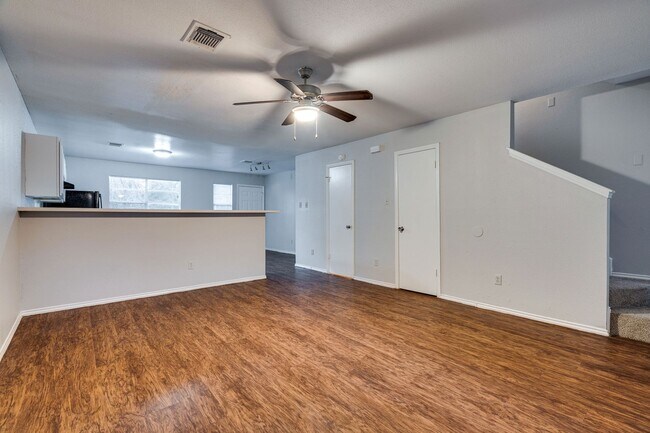 Building Photo - Uptown Townhome - 2BD / 2.5BA - Near Downt...