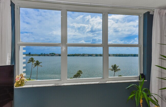 Building Photo - 2600 N Flagler Dr