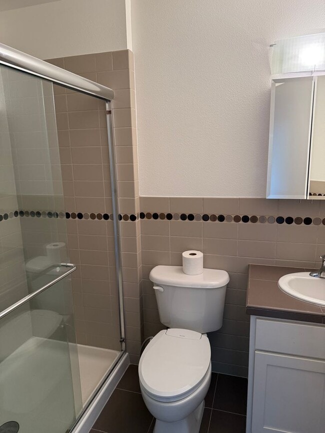 Building Photo - Wallingford Condo Unit