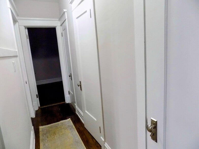 Building Photo - 434 N Pine Ave