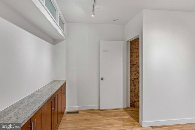 Building Photo - 530 S 15th St