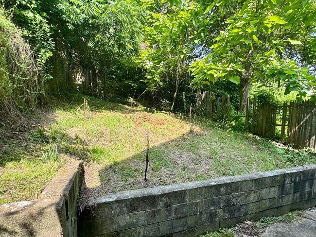 Building Photo - Newly Renovated 2 Bed, 1 Bath Home with Bonus Room - Conveniently Located, Central Heat - Availab...