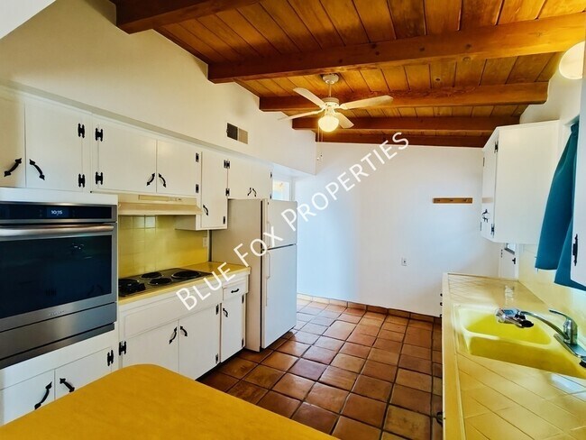 Building Photo - 633 N Avenida Calma