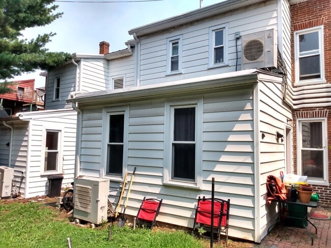Building Photo - 112 E Washington St
