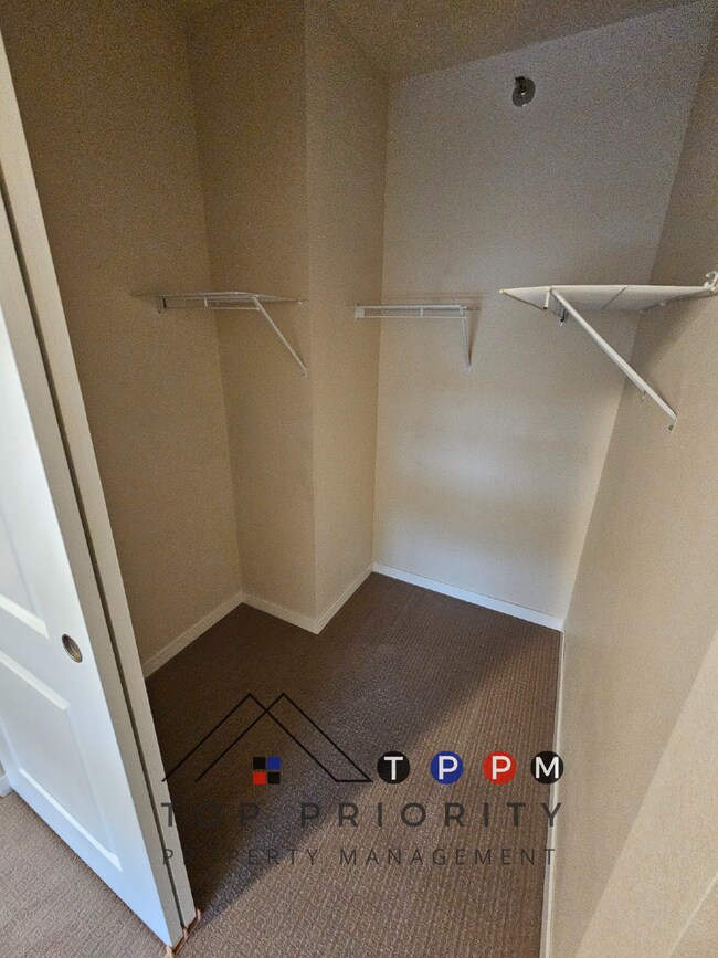 Building Photo - 2 Bedroom | 1 Bathroom Apartment in Cedar ...