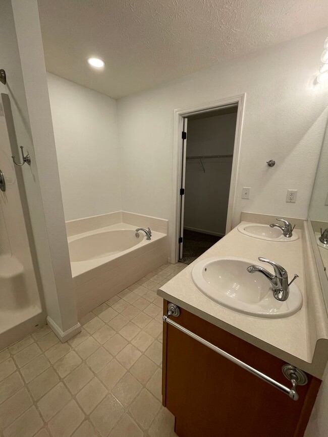 Building Photo - Beautiful 4 Bedroom Single Family Home - Harrison School District