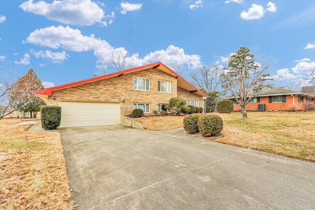 Building Photo - 1803 Golfview Dr