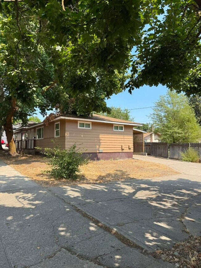 Building Photo - 3216 N Maple St
