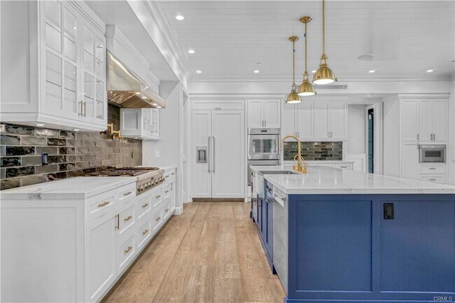 Building Photo - 2520 La Condesa Dr