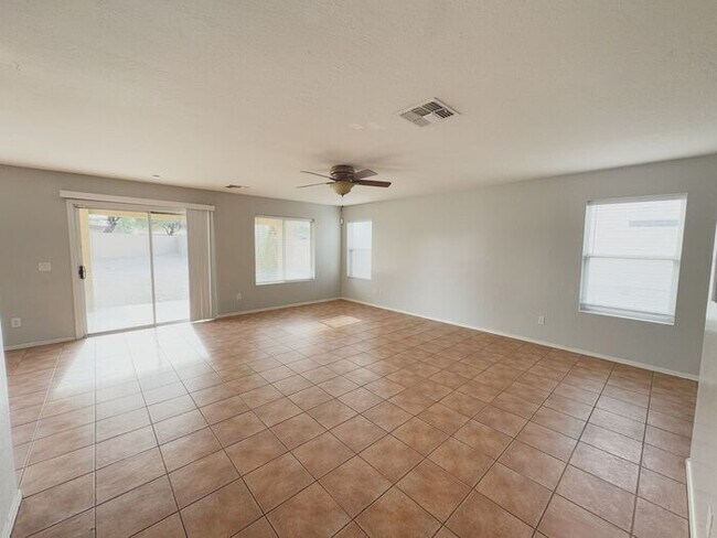 Building Photo - Large 4Bedrooms- 3Bath Home!!!