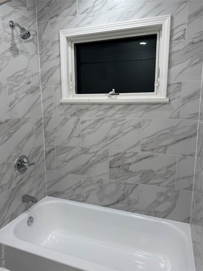 Building Photo - 542 E Pine St