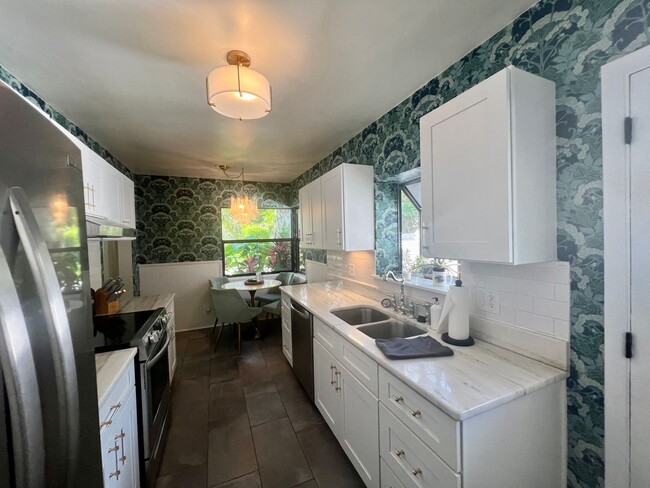 Building Photo - 6-8 MONTH FURNISHED RENTAL -NE ST. PETE 2/...