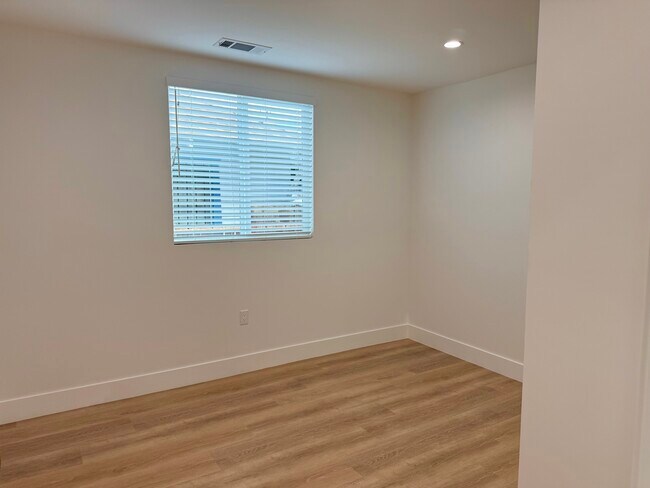 Building Photo - 678 E 45th St