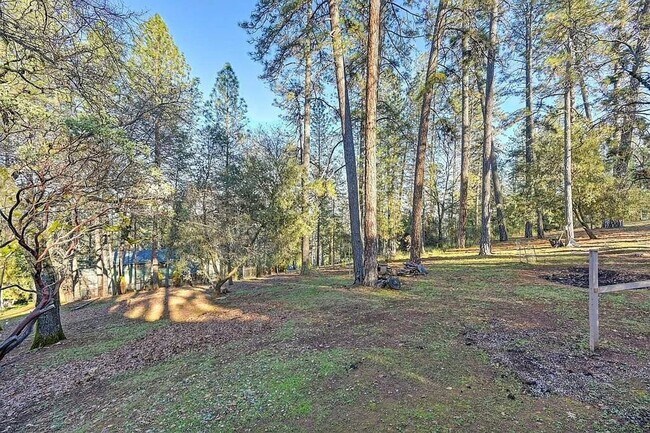 Building Photo - Beautiful 3BR/3BA Home on 1 Acre in Gated ...