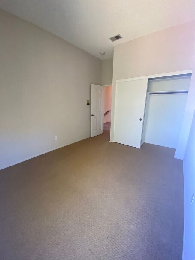 Building Photo - Large 4 Bedroom / 2.5 Bath House in Foster...
