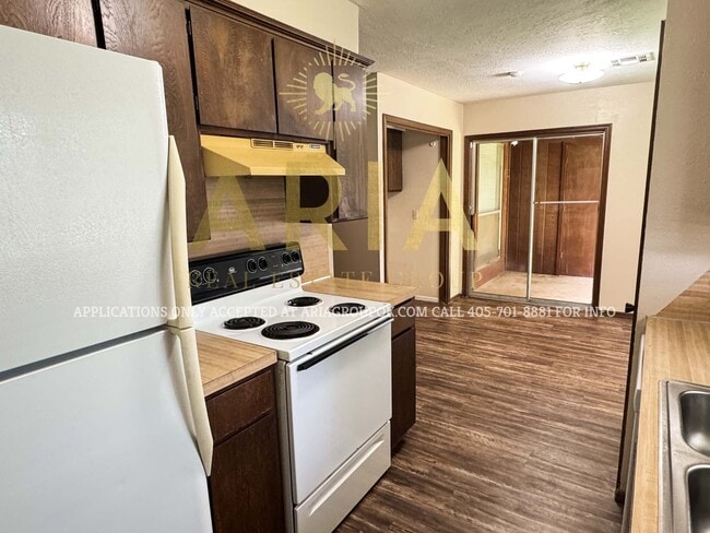 Building Photo - West Norman 2 Bed 1 Bath!