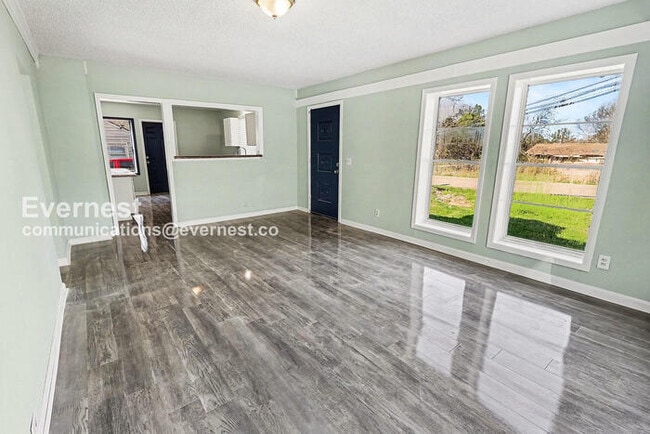 Building Photo - 3 Bed/2 Bath with Off-Street Parking / Vouchers Accepted / Available Now!