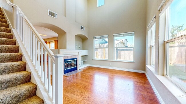 Building Photo - Bright two story 3 Bedroom 2.5 Bathroom Ho...