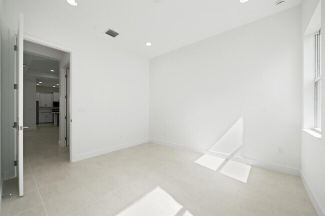 Building Photo - 15144 Wildwood Cir