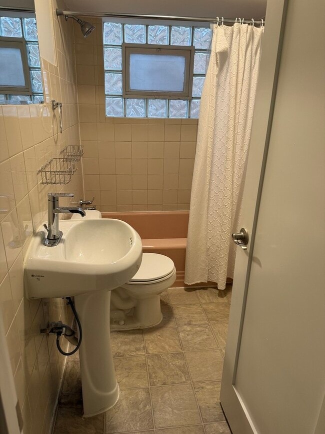 Building Photo - 1172 S Grove Ave