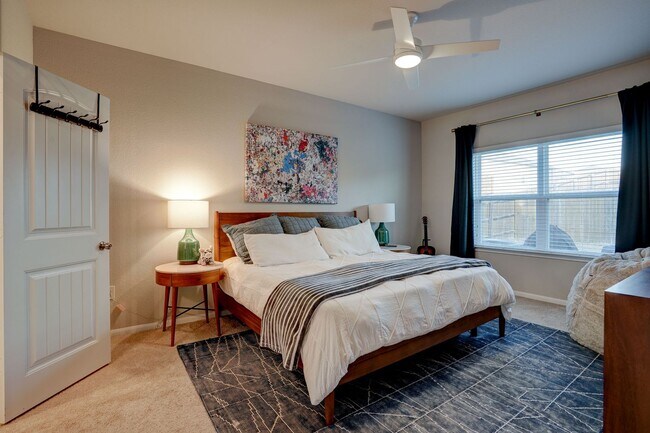 Building Photo - Warm & Spacious 3 Bed, 2 Bath Home with Fenced Backyard