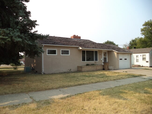 Building Photo - 1224 6th Ave NE