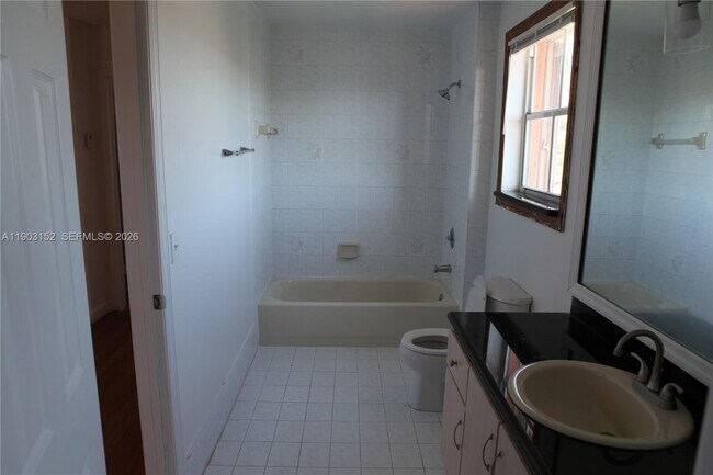 Building Photo - 985 NW 132nd Ct