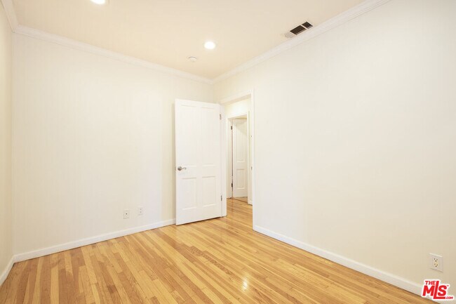 Building Photo - 4216 W Victory Blvd