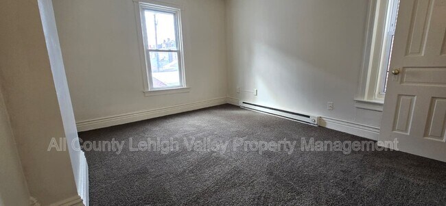 Building Photo - 818 N 4th St