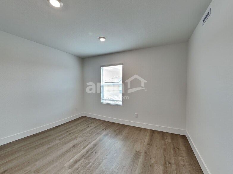 Building Photo - 5848 Vaes Dothrak St