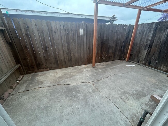 Building Photo - Spacious 2bed 1.5bath Apartment near Beach Blvd & Talbert Ave