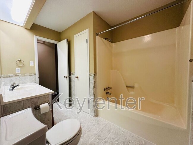 Building Photo - 918 W Forest Blvd