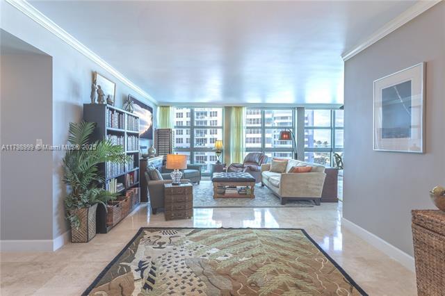 Primary Photo - 5055 Collins Ave