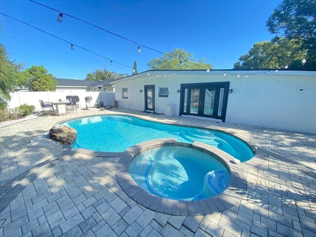 Building Photo - 701 Denton Rd