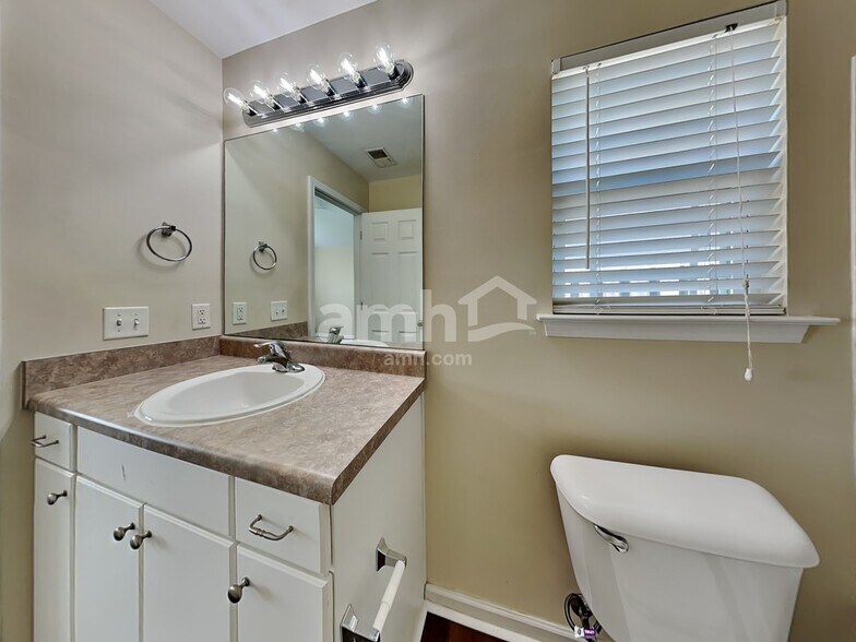 Building Photo - 117 Lakepointe Dr