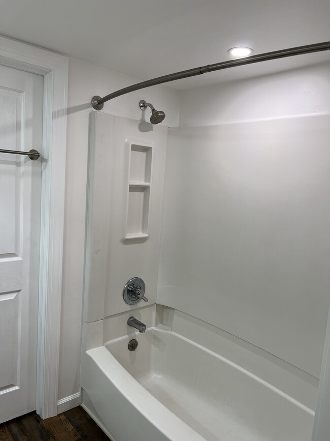 Bathroom - 1 - 149 W Kenilworth Cir