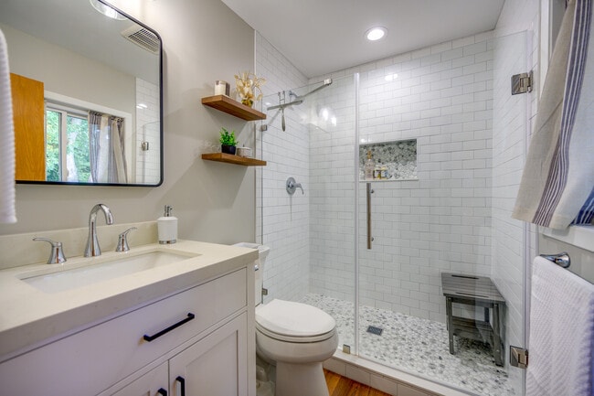 Building Photo - 2820 St James Ln