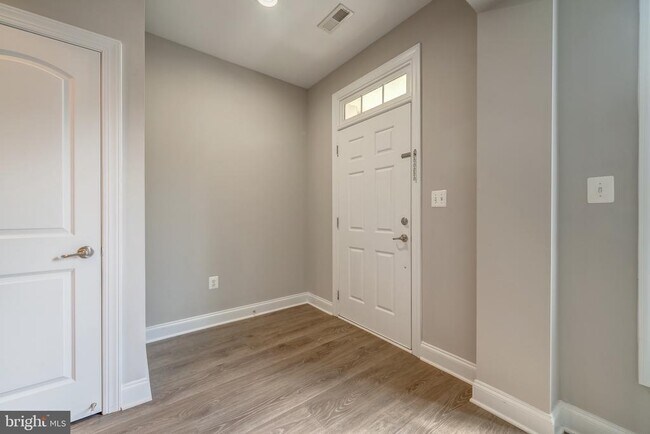 Building Photo - 15970 Greymill Manor Dr