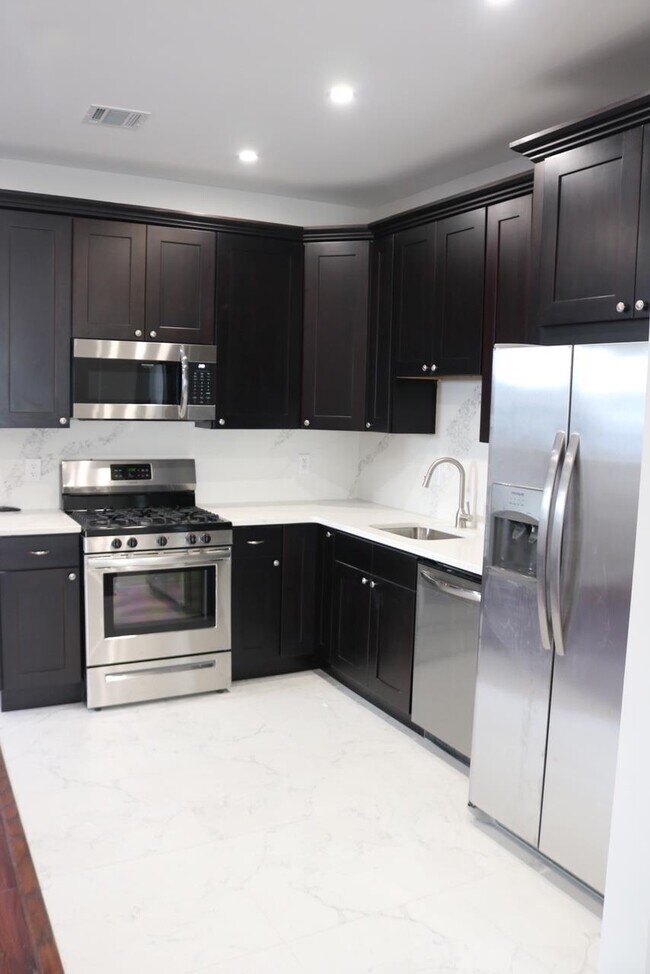 Building Photo - 2110 Summit Ave