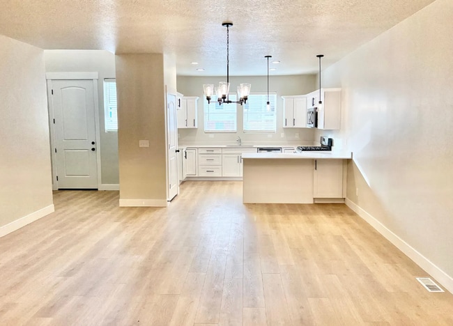 Primary Photo - Upgraded Townhome in Willow Point – 3 Bed,...